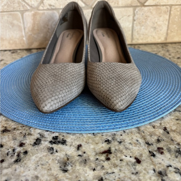 Clarks Linvale Jesica Taupe Sage Suede Women's Pointed Toe Kitten Heel Pumps - Picture 6 of 13